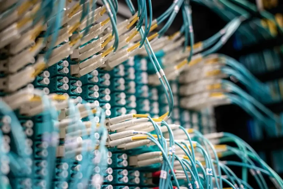 Мрежова инфраструктура, през която минават DNS заявките